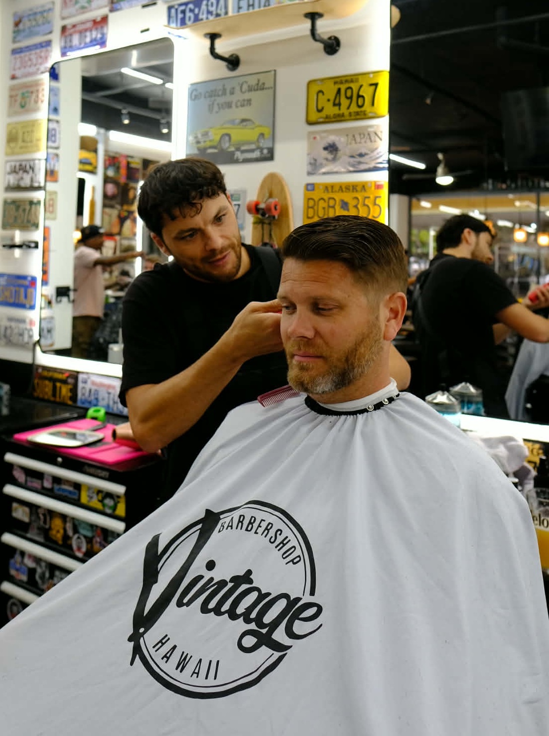 Barber cutting hair at Vintage Barbershop Honolulu Hawaii — best barbershop in Oahu